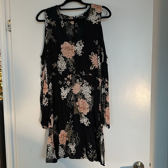 Floral Open Shoulder Dress from Dynamite - Picture 7 of 8